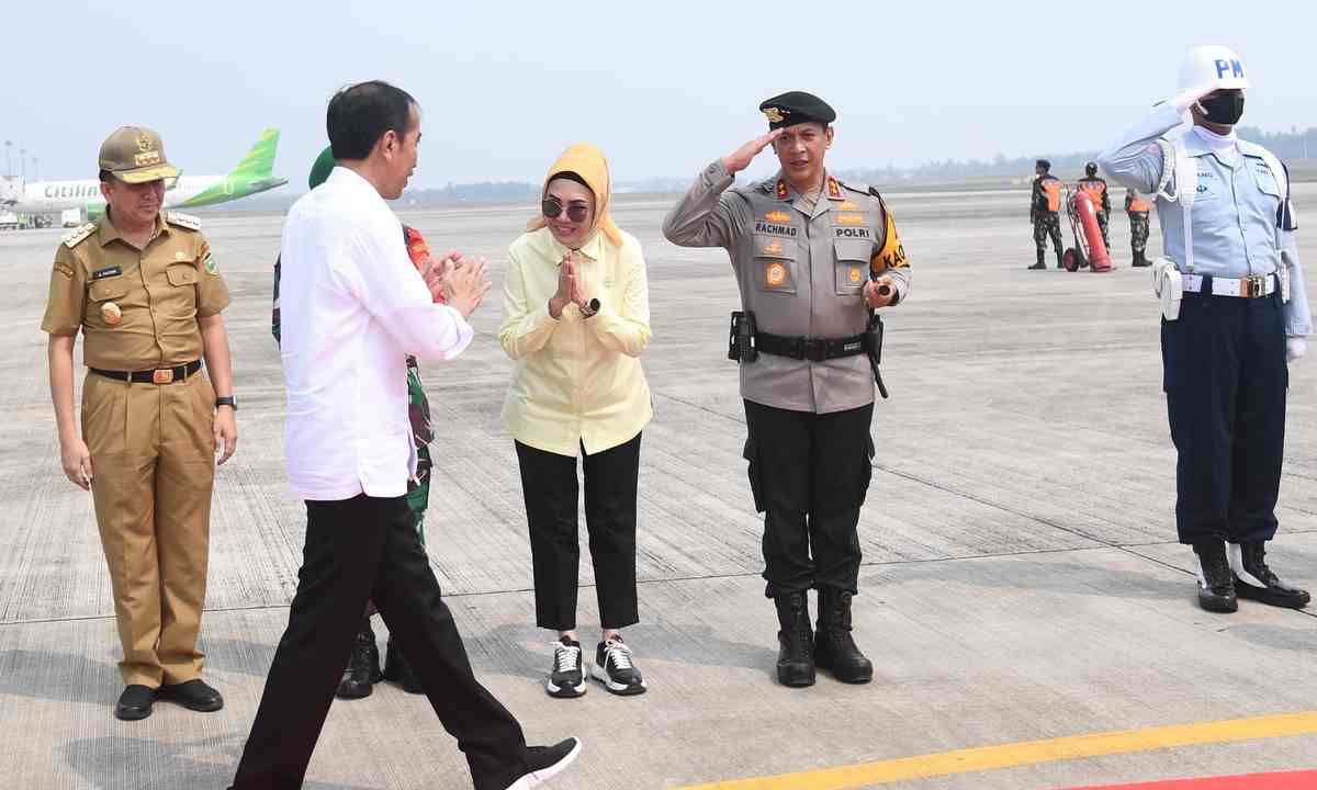 Kapolda Sumsel Antar Kepulangan Presiden Jokowi di Bandara Internasional SMB II Palembang