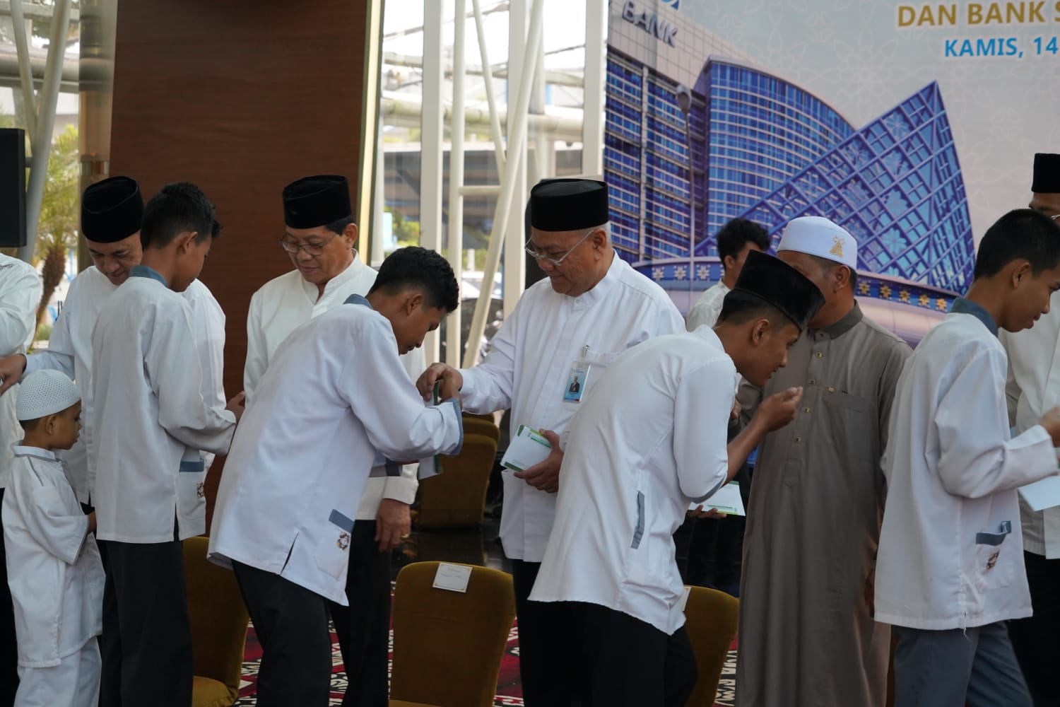 Bank Sumsel Babel Doa Bersama dan Berbagi Berkah dengan Anak Yatim Piatu Dibulan Ramadan