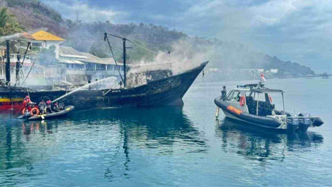 Dua Kapal Ikan Terbakar, Prajurit Lanal Banyuwangi Gerak Cepat Lakukan Ini