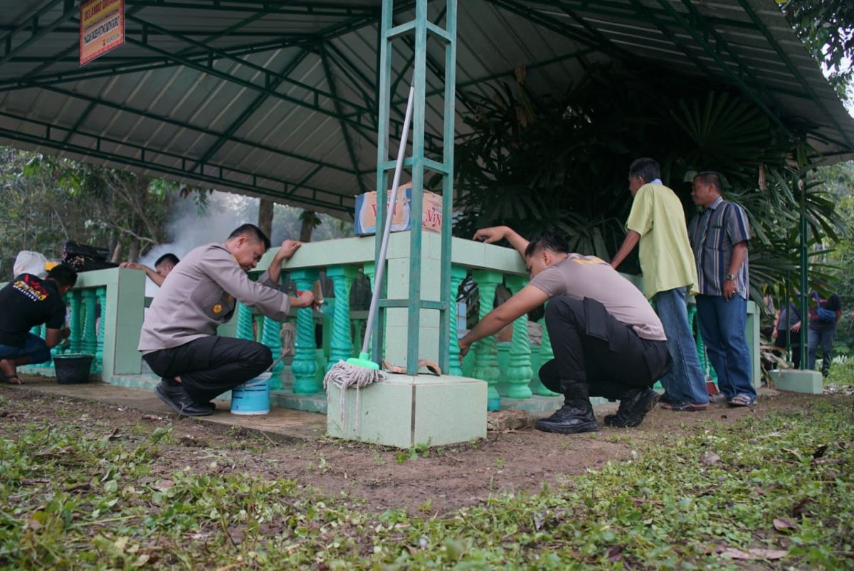 SALUT! Kapolres OKI Turun Langsung Bersihkan Situs Bersejarah di Sungai Sodong