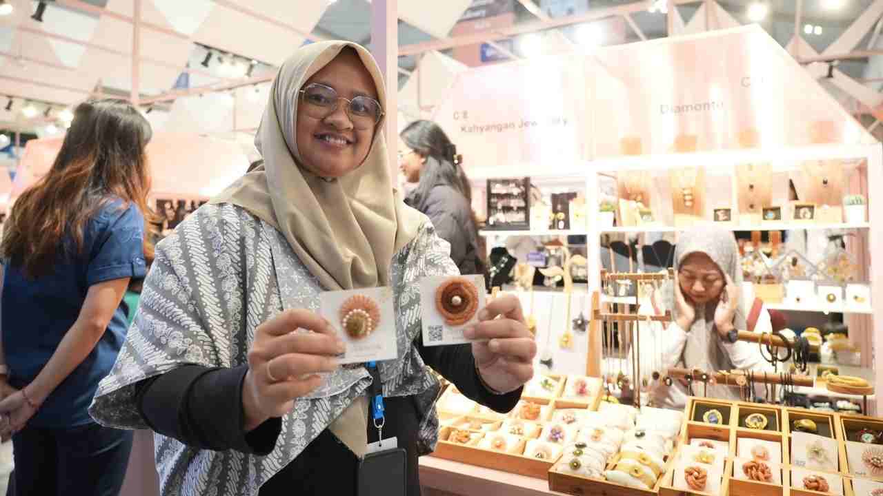 Berkat Dukungan BRI, UMKM Perhiasan Asal Mojokerto Ini Makin Bersinar dan Siap Go Global