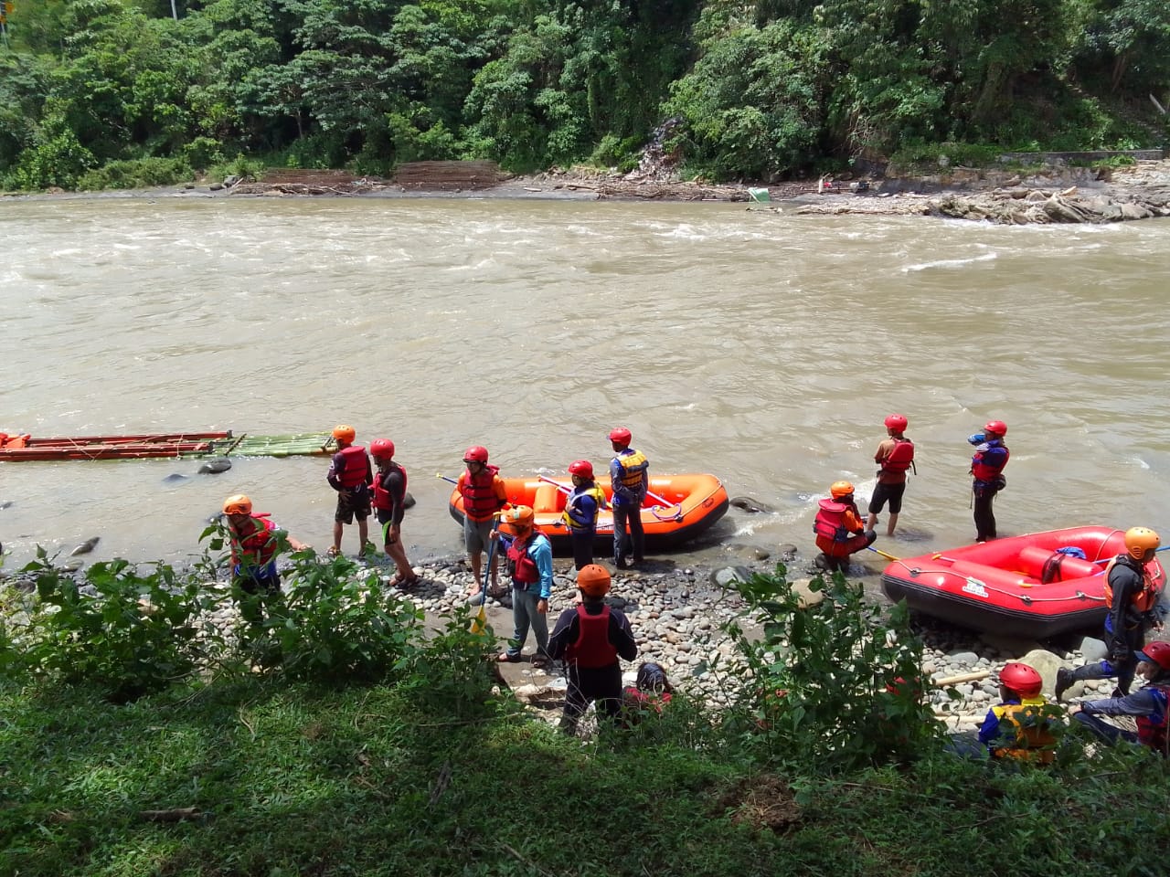  Cari Warga yang Tenggelam, Relawan Malah Hanyut di Sungai Endikat 