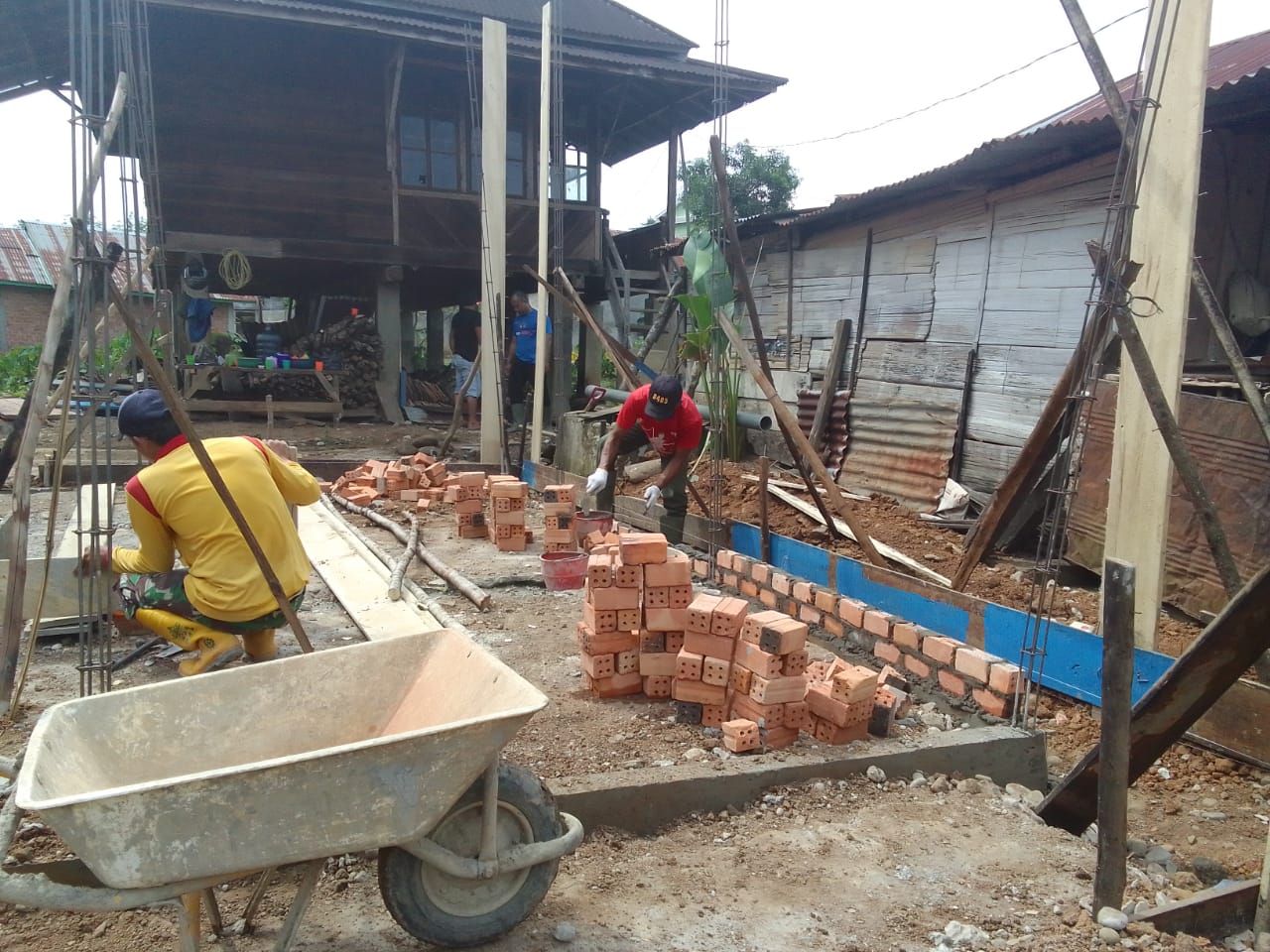 Batu bata dan Papan Cor Tiang Pancang Sudah Terpasang