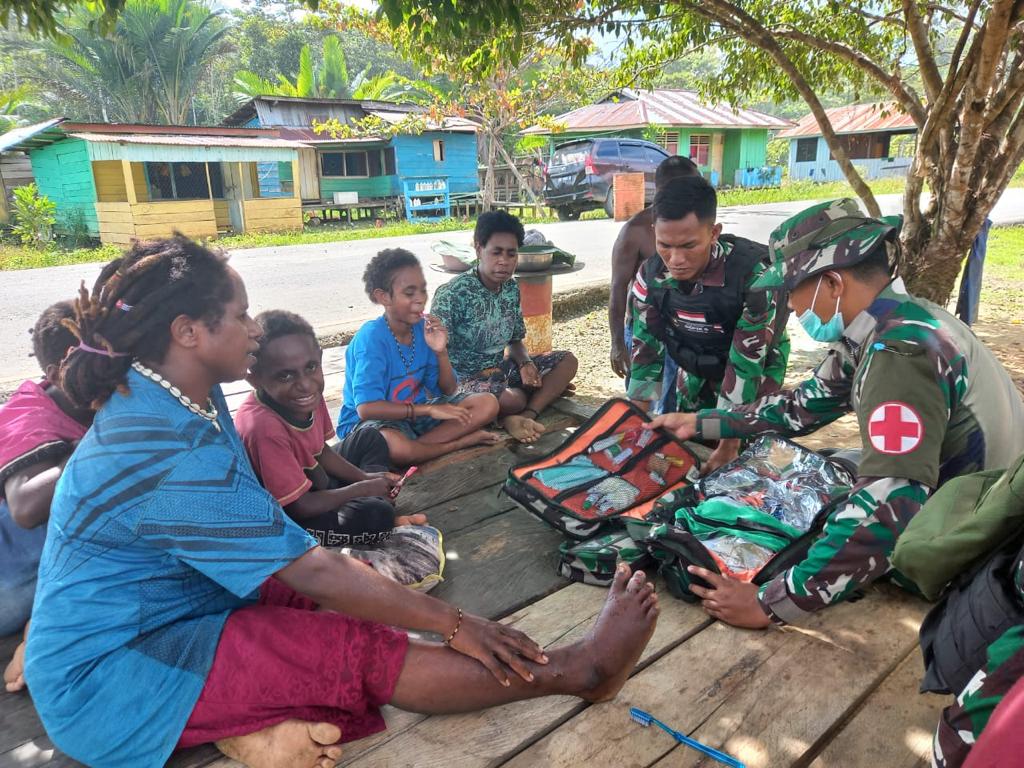 Prajurit Papua Beri Pelayanan Kesehatan Keliling Kampung, Aksinya Patut Dicontoh!