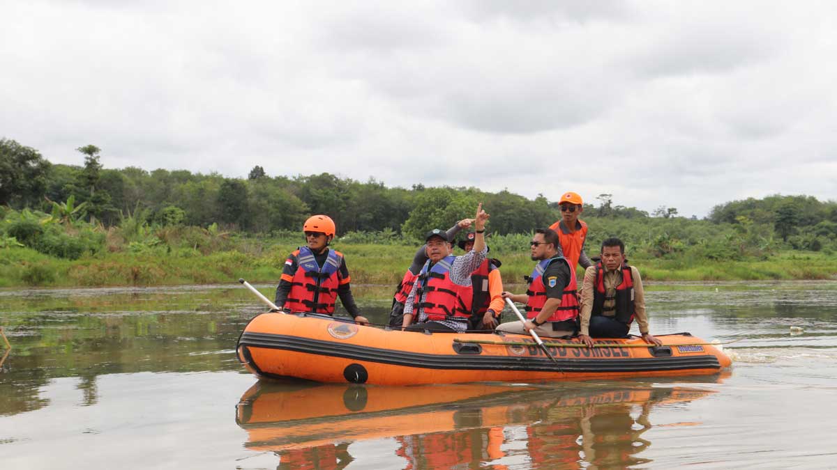 Naik Perahu Karet, Bupati Lahat Ungkap Potensi Tersembunyi Danau Batu yang Jarang Diketahui