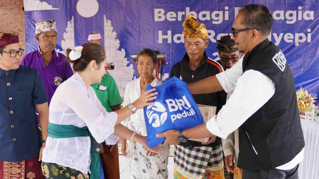 Peringati Hari Raya Nyepi, BRI Peduli Salurkan Bantuan Sembako hingga Renovasi Pura Sakral