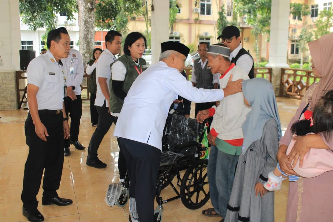 Wakil Wali Kota H Rustam Effendi Serahkan Bantuan ATENSI Sentra Dharma Guna