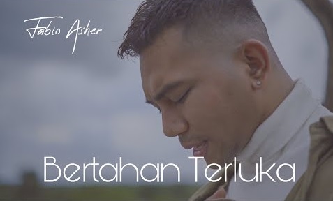 Dipaksa Mundur Oleh Logika, Di Paksa Bertahan Oleh Perasaan, Ini Lirik Lagu ‘Bertahan Terluka’ Milik Fabio