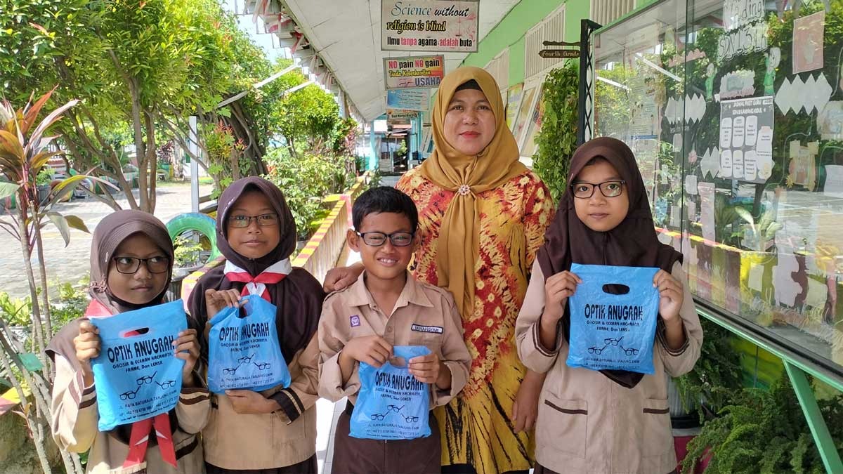 Eyes Clinic Goes to School, Bukit Asam Berikan Bantuan Kacamata untuk 25 Pelajar SD