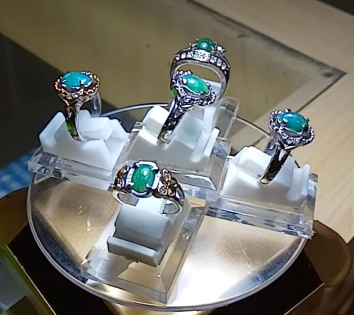 Cantik Banget, Ini 4 Jenis Batu Akik Paling Cocok Jadi Perhiasan Wanita  