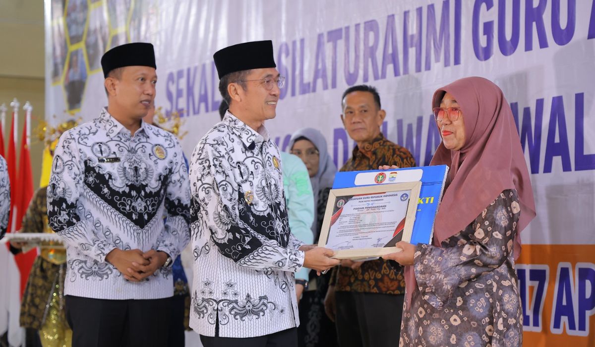 Wali Kota Ratu Dewa Resmi Kukuhkan Pengurus PGRI Palembang