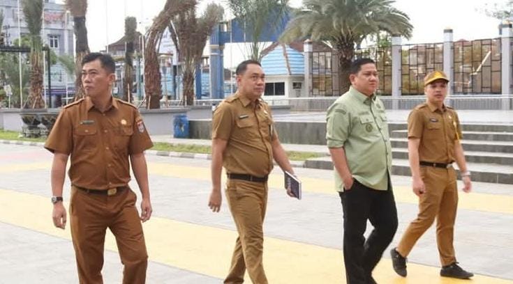 Pj Wako Lubuk Linggau H Koimudin dan Kadisperkim Febrio Fadilah Tinjau Alun-Alun Merdeka