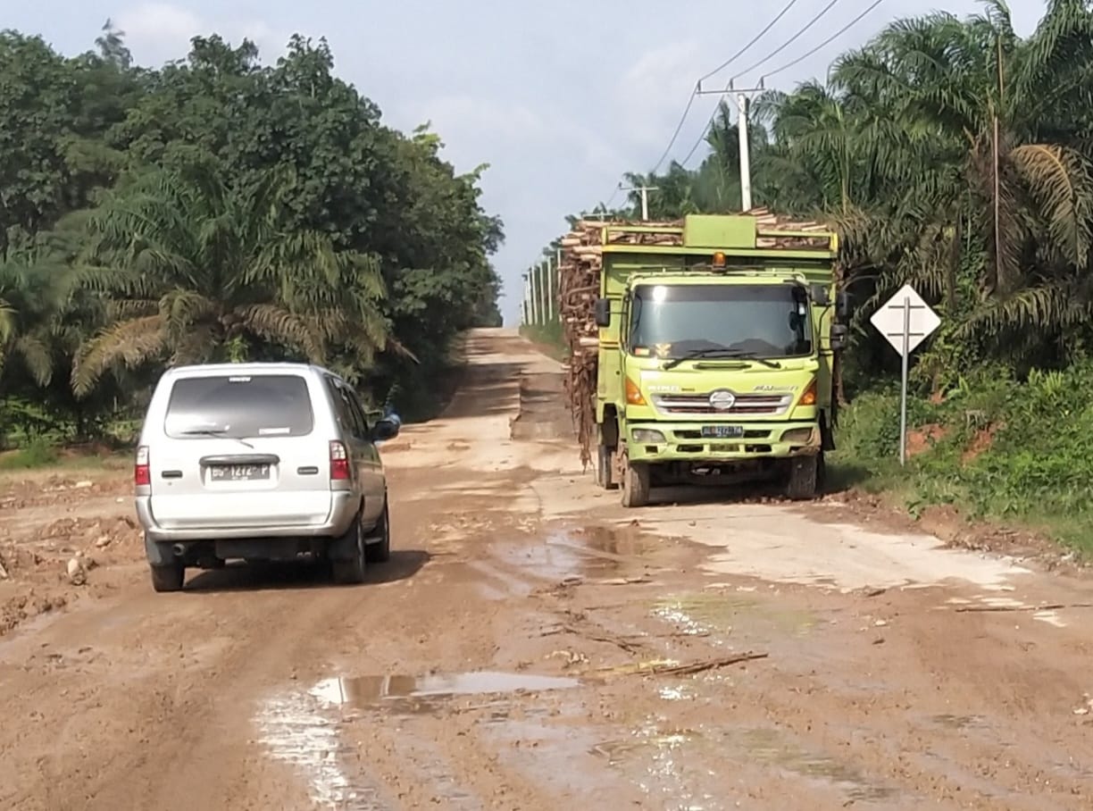 Pengaspalan Jalan Simpang Raja-Sinar Dewa Terkendala Kerusakan Jalan 3 Km