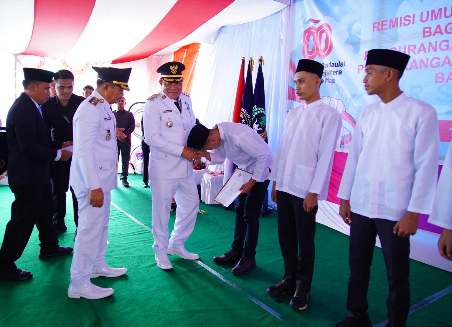 Bupati Muba Serahkan SK Remisi kepada Warga Binaan Lapas Sekayu pada HUT ke-80 RI