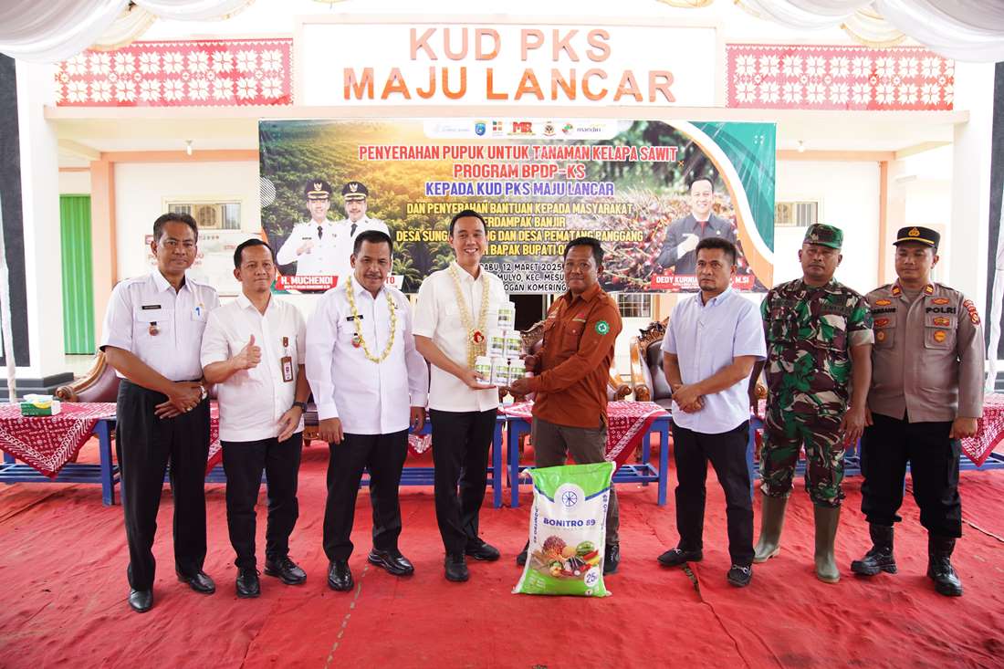 Gas Program Prioritas, Bupati Muchendi Salurkan Pupuk untuk Petani Sawit di OKI