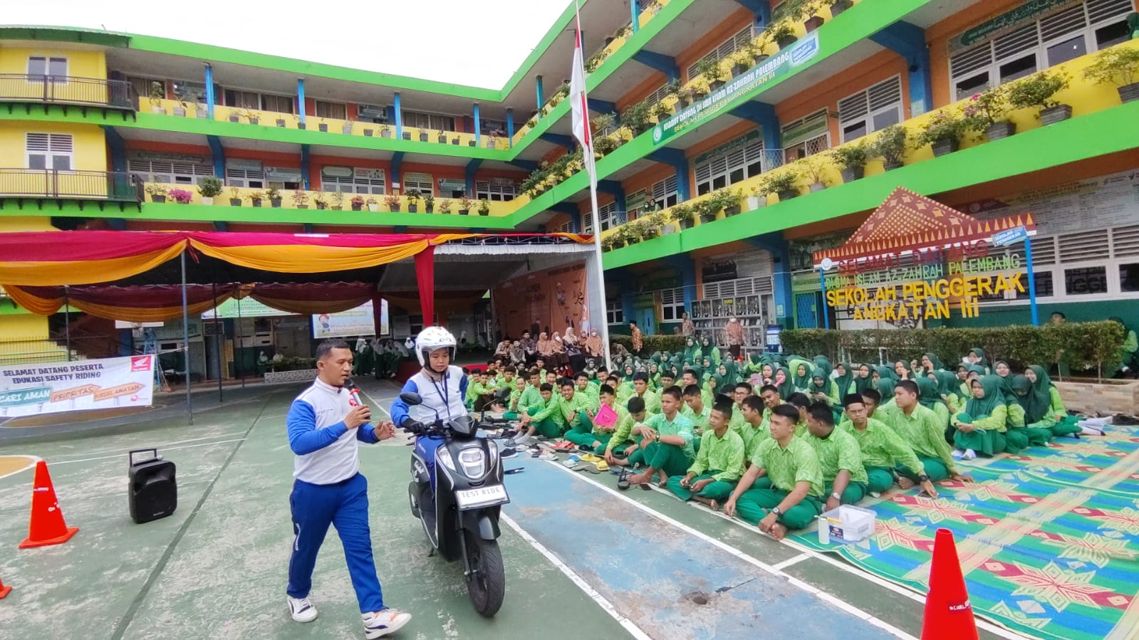 Tim Safety Riding Asmo Sumsel Bagikan Edukasi Keselamatan Berkendara ke Siswa SMA Islam Az Zahrah Palembang