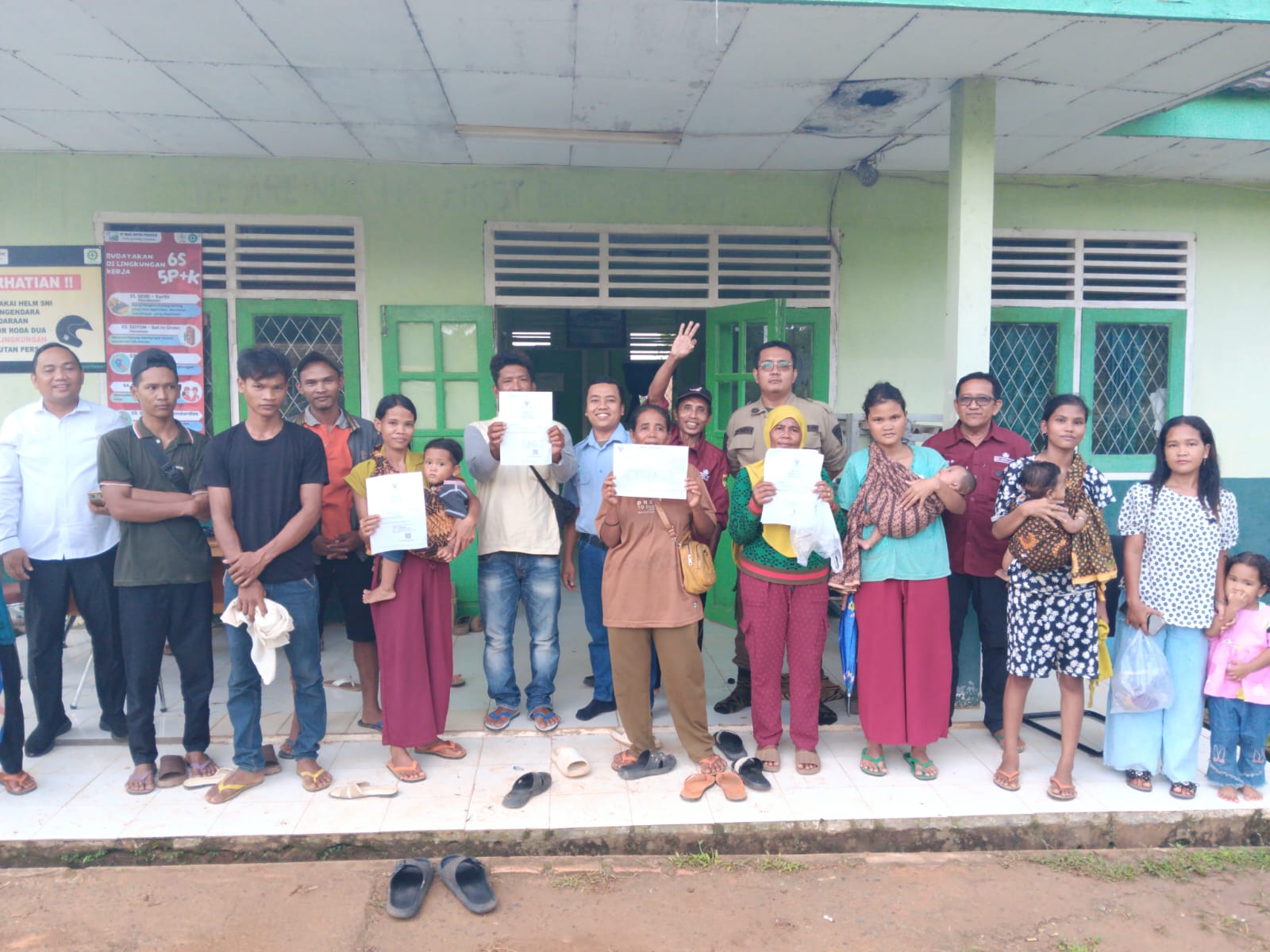Disdukcapil Musi Rawas dan PT MHP Bantu Warga SAD Miliki Identitas Resmi