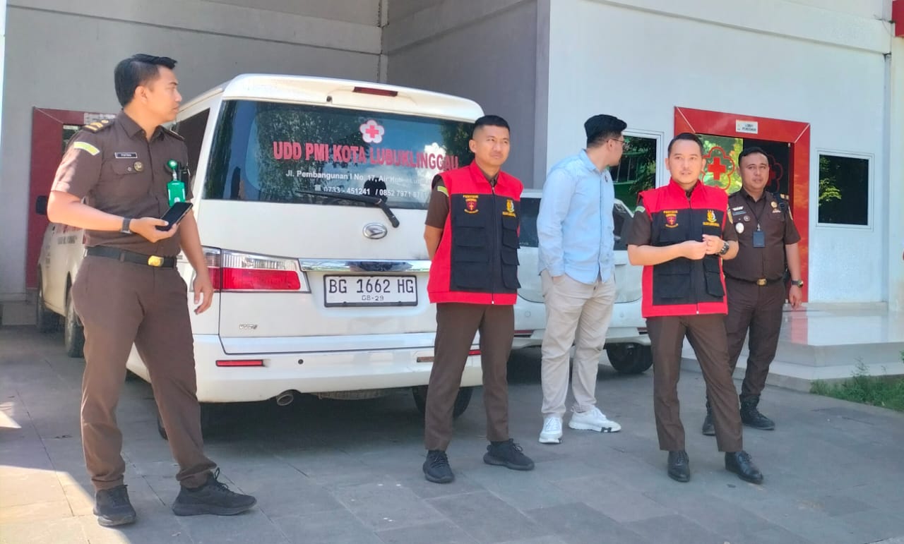 Tim Kejari Kota Lubuklinggau Bawa 4 Box Dokumen dari Kantor PMI