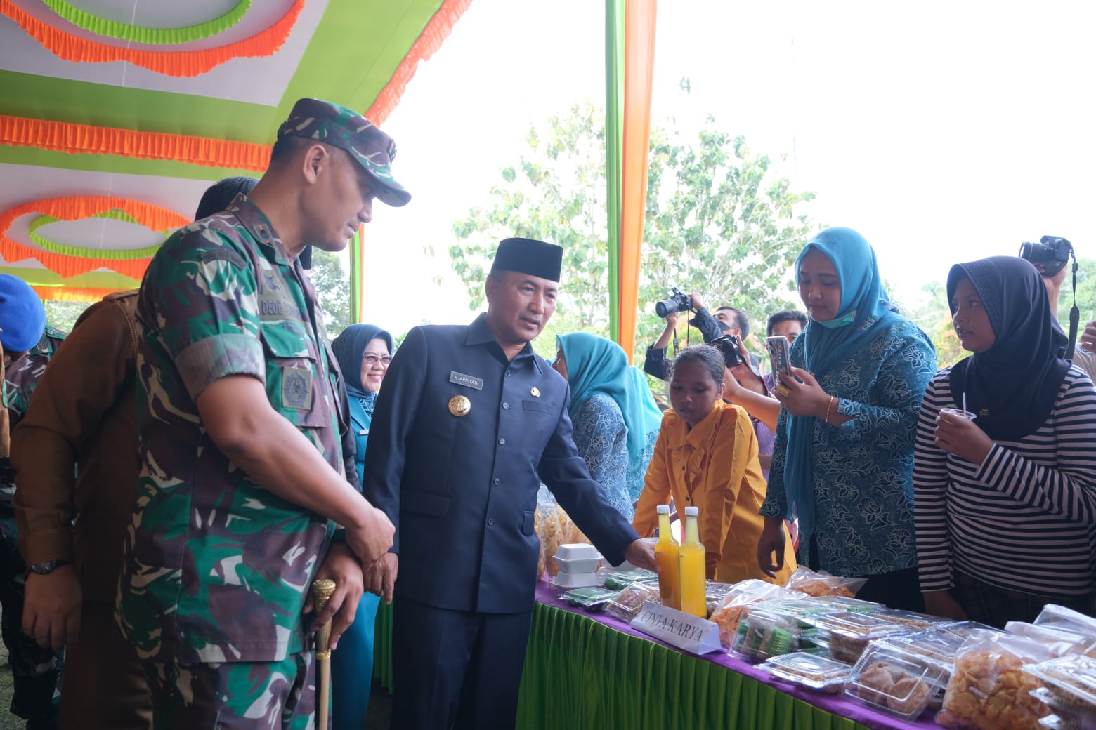 Pj Bupati Musi Banyuasin Borong Jualan Emak-Emak TP PKK Kecamatan Plakat Tinggi