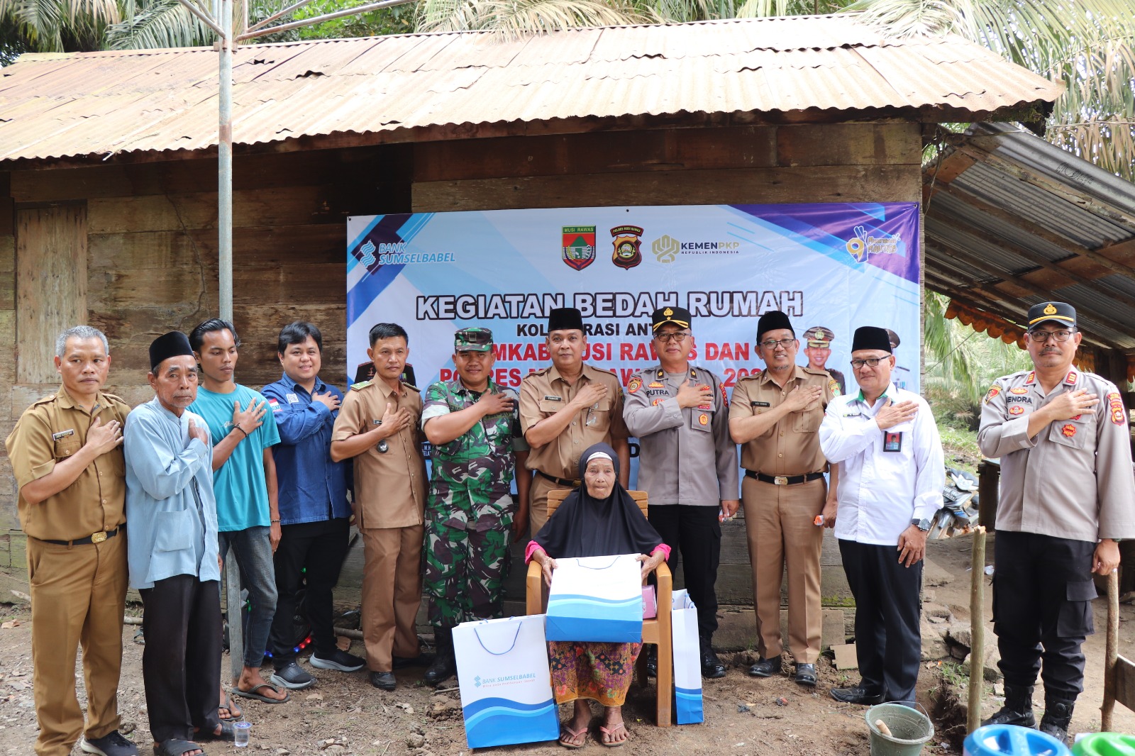 Polres Musi Rawas Bersama Pemda Bedah Rumah Warga Desa Prabumulih I