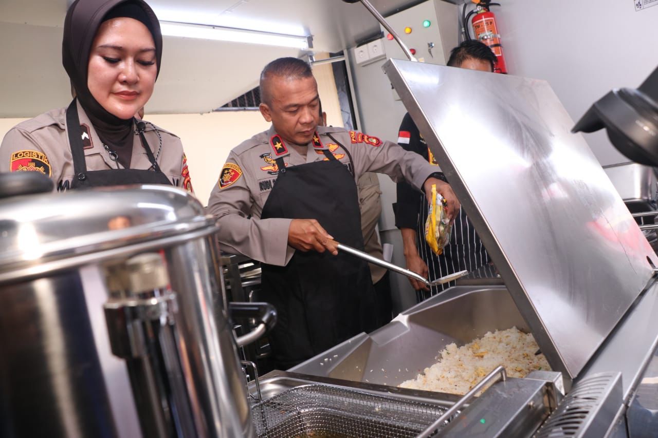 Wakapolda Sumsel Coba Peralatan Masak, Dalam 45 Menit Mampu Buat 200 Porsi Makanan