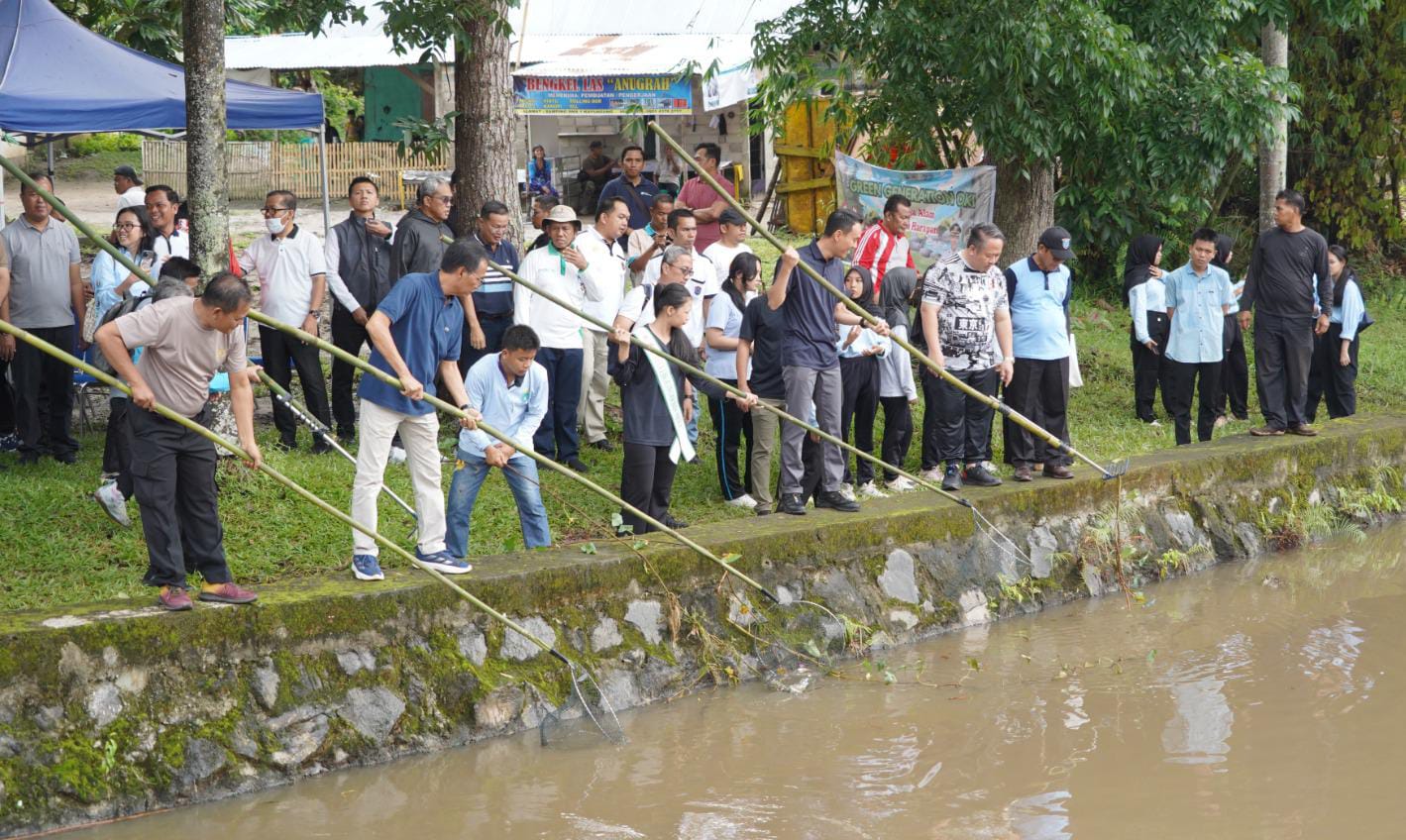 Aksi Nyata! Gen Z di OKI Bersih-Bersih Sungai Komering