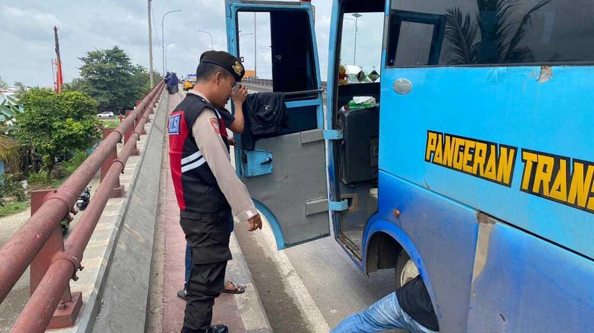 Bikin Adem! Momen Polisi Sat Samapta Polrestabes Palembang Bantu Evakuasi Bus Mogok di Atas Jembatan