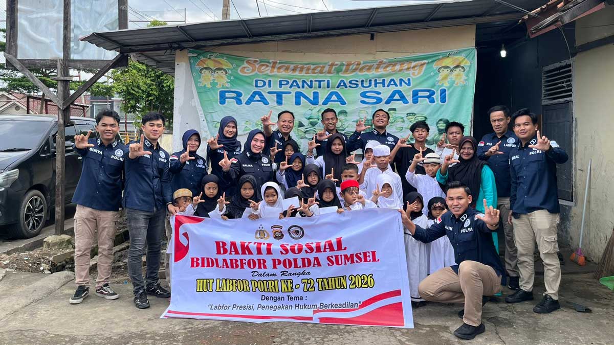 Sentuhan Kasih di Hari Jadi: Personel Bidlabfor Polda Sumsel Turun Tangan Bersihkan Rumah Ibadah