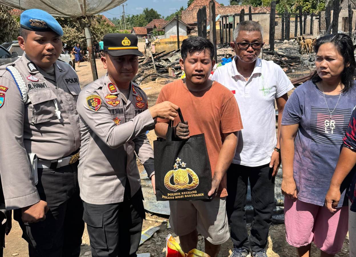 Sambangi Korban Kebakaran di Desa Dawas, Polsek Keluang Bawa Bantuan