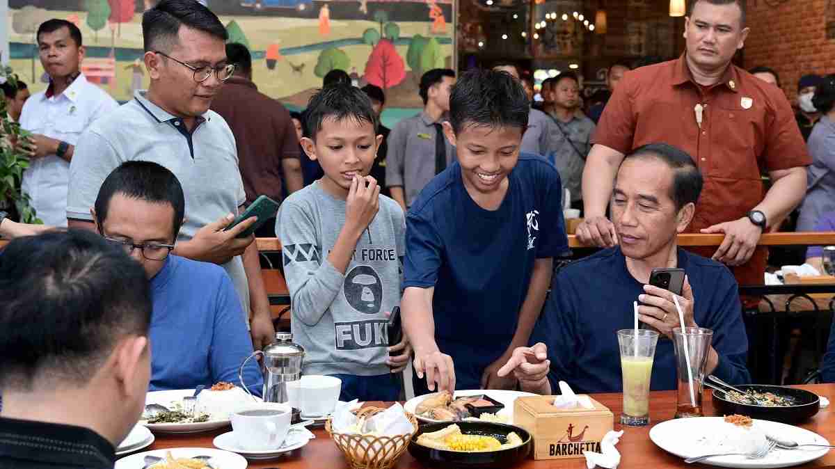 Santap Malam di Lippo Plaza Lubuklinggau, Presiden Jokowi Diserbu Warga, Ada yang Swafoto Hingga Cicipi Makan 