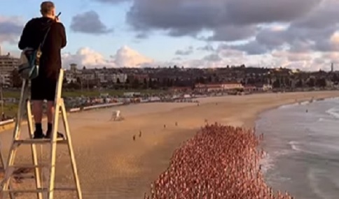  Wow, Ribuan Orang Telanjang Bulat di Pantai Australia