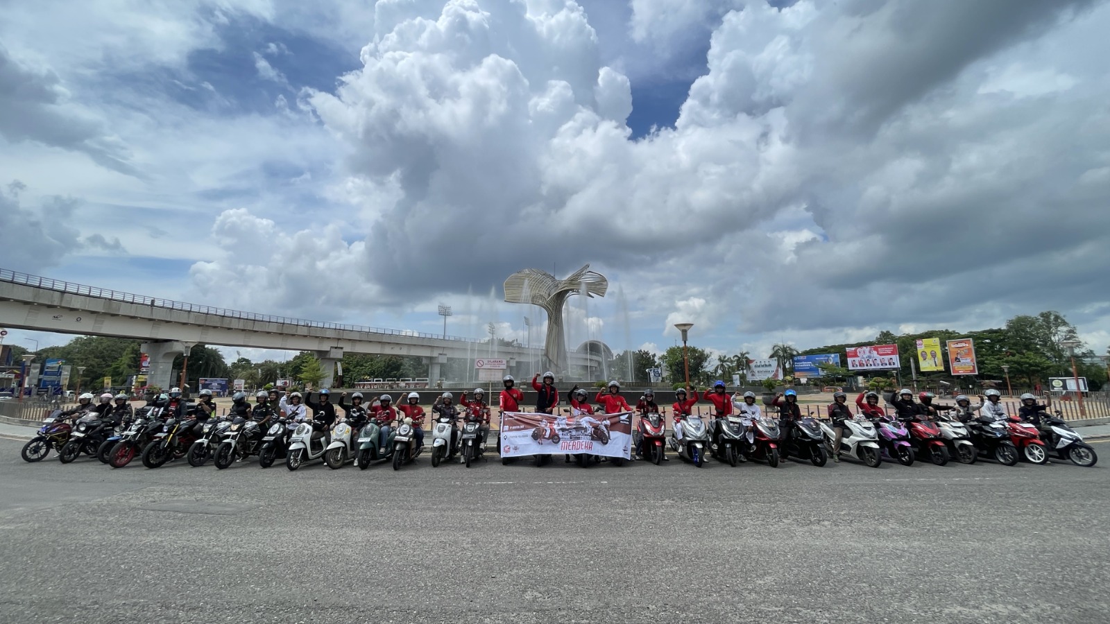 Semarak HUT RI ke-80 Bersama Komunitas Sepeda Motor Honda di Convoy Merdeka