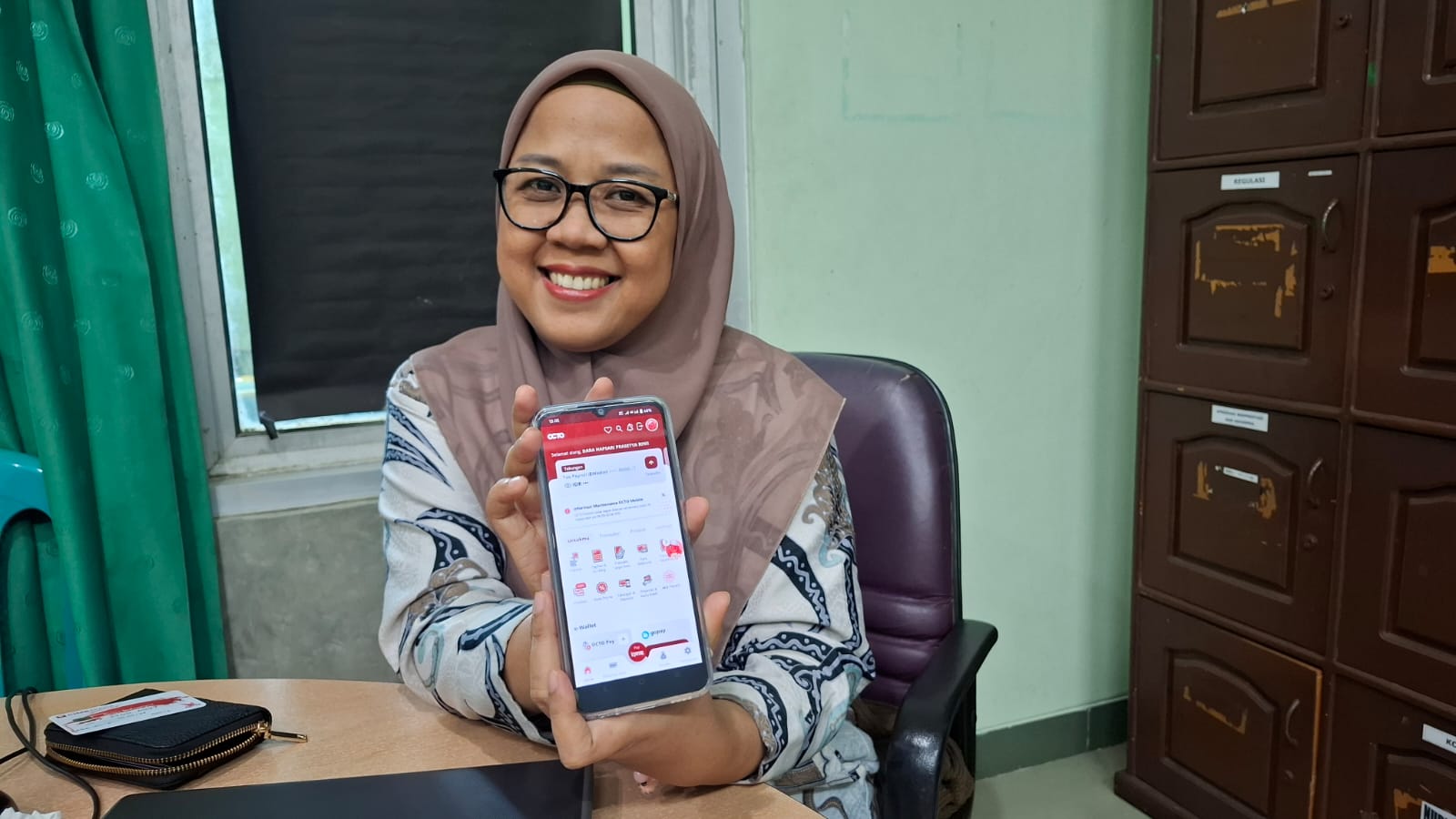 10 Tahun Bersama CIMB Niaga, Dara Hapsari Guru SD di Palembang Nikmati Praktisnya OCTO Mobile