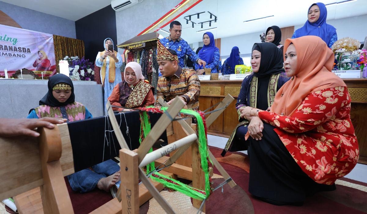 Pj Walikota Palembang Cheka Virgowansyah Dukung IKM Lokal, Apresiasi Galeri Dekranasda