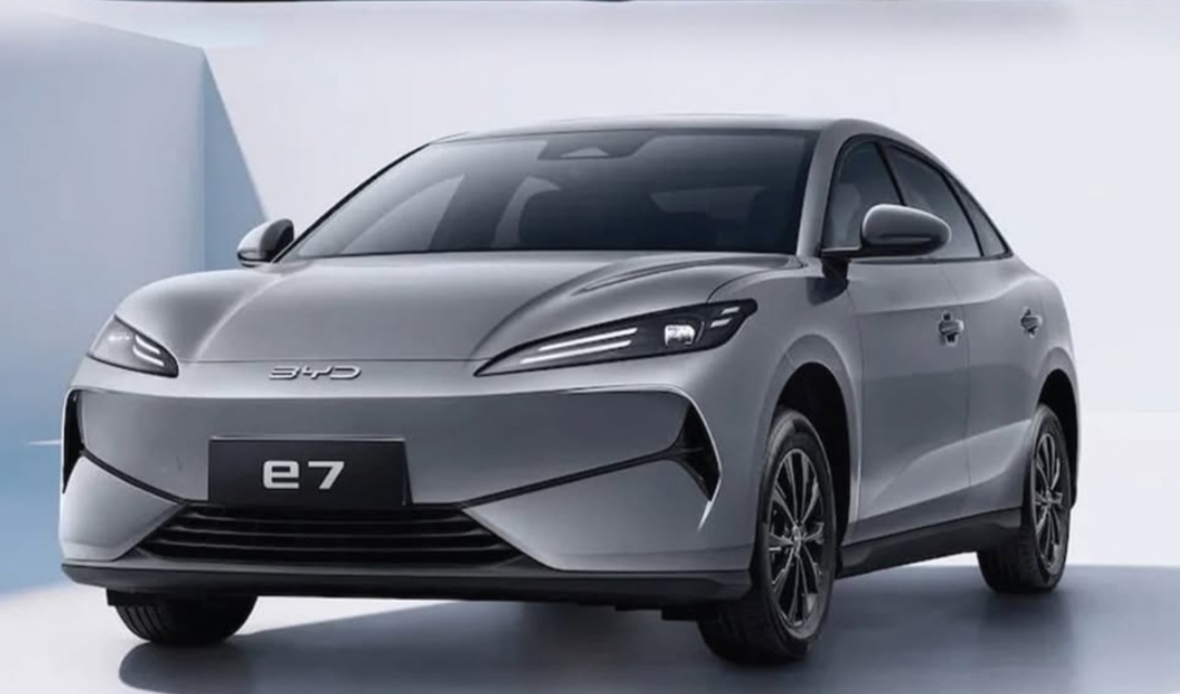 BYD e7 Dibandrol Seharga 200 Jutaan, Mobil Listrik Pakaian Anak Muda Banget! Buruan Beli