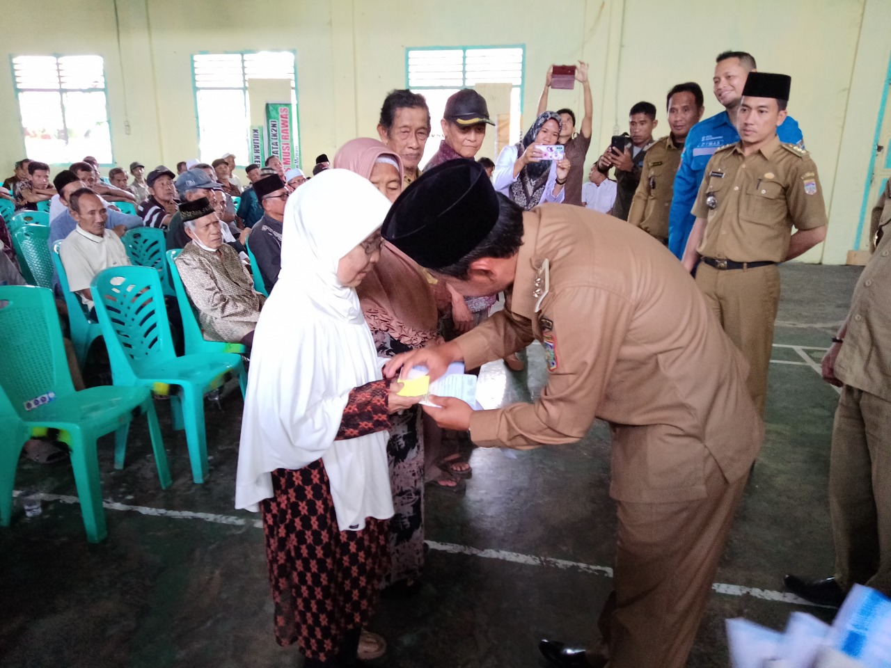 197 Lansia Kecamatan Rawas Ulu Terima Bantuan Sosial