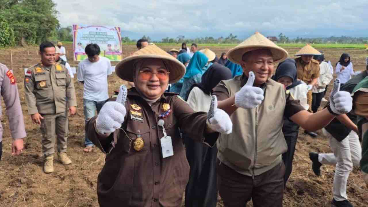 Jaksa Mandiri Pangan, Kejari Pagar Alam Bersama Kajati Sumsel Tanam Jagung