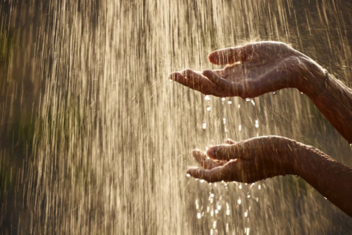 DAHSYAT! Ini 5 Manfaat Air Hujan Bagi Kesehatan, Nomor 1 Disukai Kaum Wanita