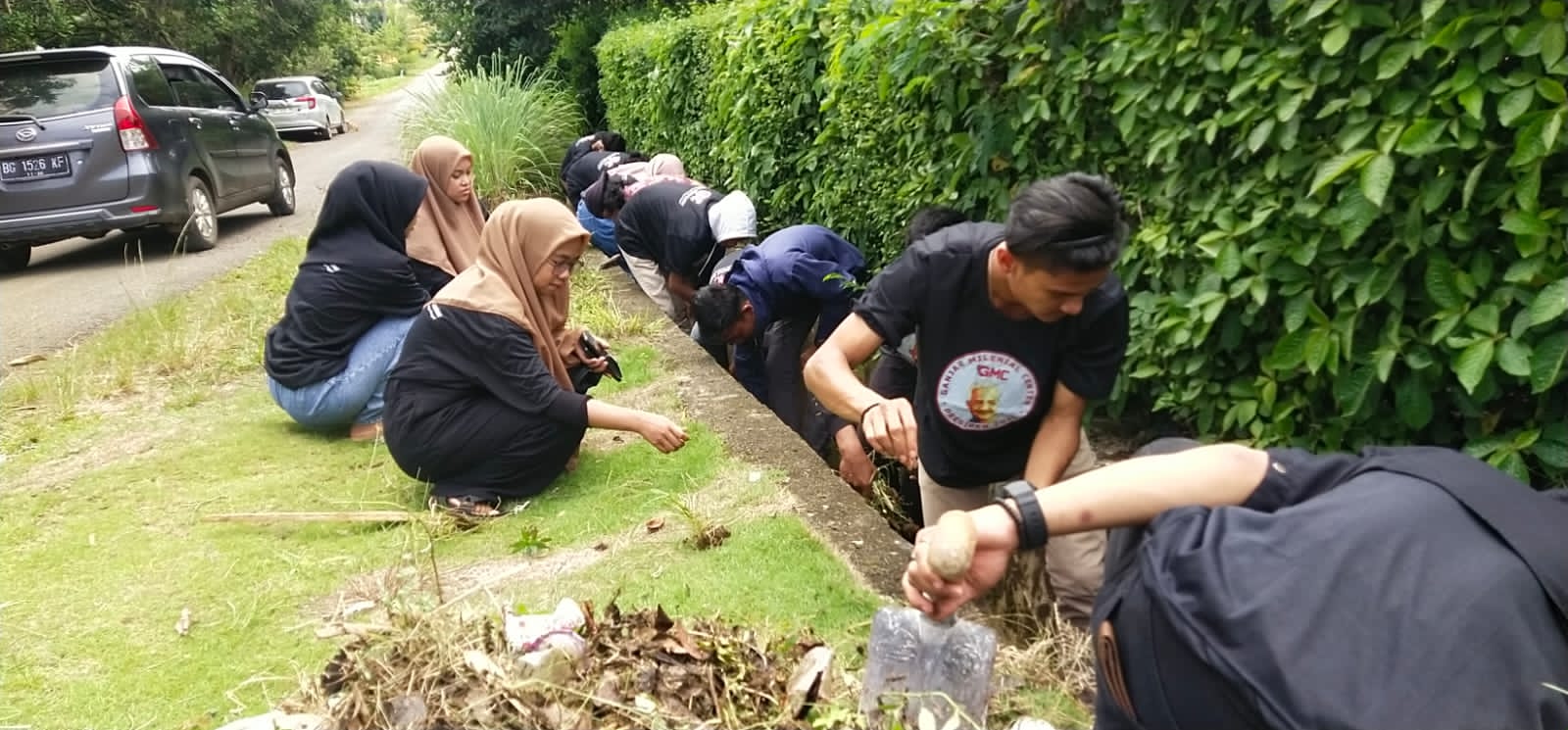 Sinergitas Relawan GMC Lubuklinggau Bersama Puluhan Milenial Galakkan Aksi Bersih-Bersih Lingkungan