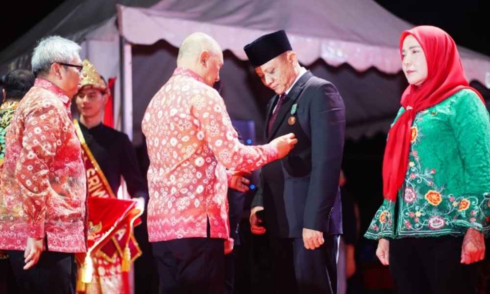 Raih Penghargaan Satyalencana Wira Karya dari Presiden RI, Bupati OKUT Lanosin Ucapkan Ini