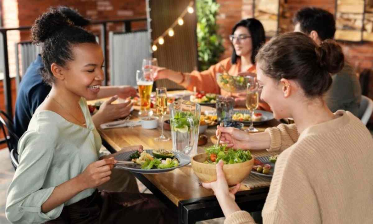 Membaca Karakter Orang saat Makan Bersama, dari 4 Tipe Ini Kamu Masuk yang Mana?