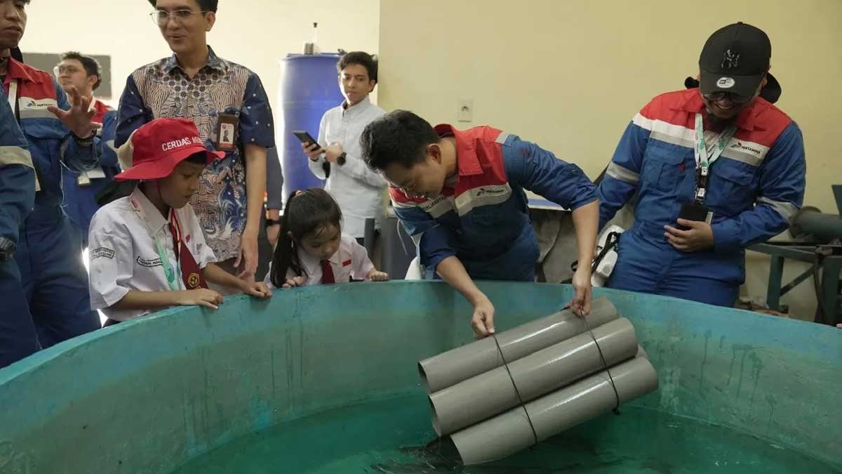 Cerdas Mukti, Ketika Pekerja Muda Kilang Pertamina Plaju Kenalkan Bisnis Pertamina Hingga Ikan Belida ke Siswa