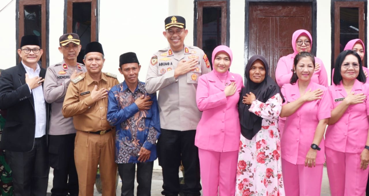 Kapolres Musi Rawas Resmikan dan Serahkan Kunci Rumah Setelah di Bedah 