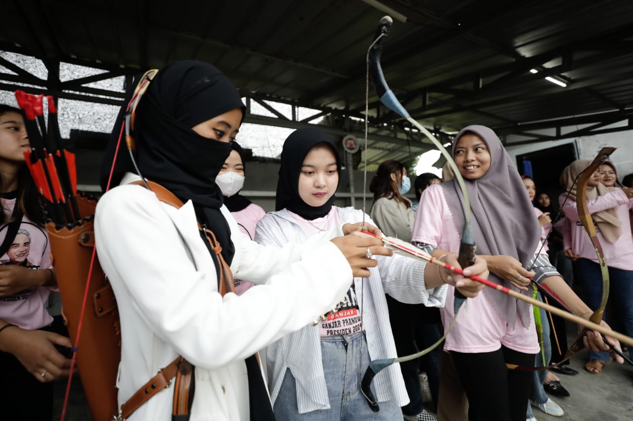 Sukarelawan Srikandi Sumsel Kenalkan Ganjar Lewat Pelatihan Memanah di Palembang