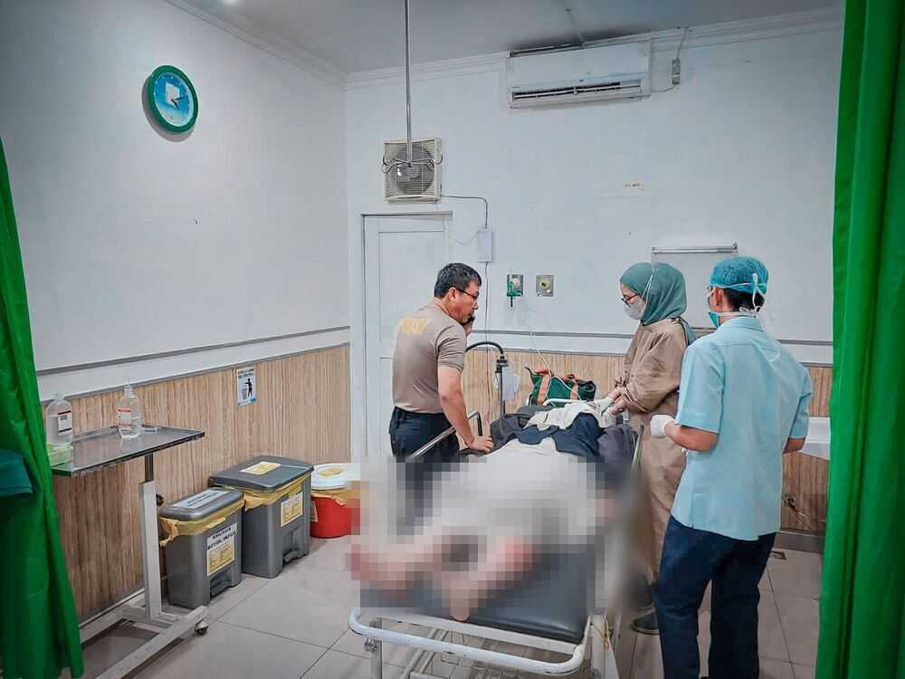 Gerak Cepat, Kabid Dokkes Polda Sumsel Beri Pertolongan Pertama Korban Laka