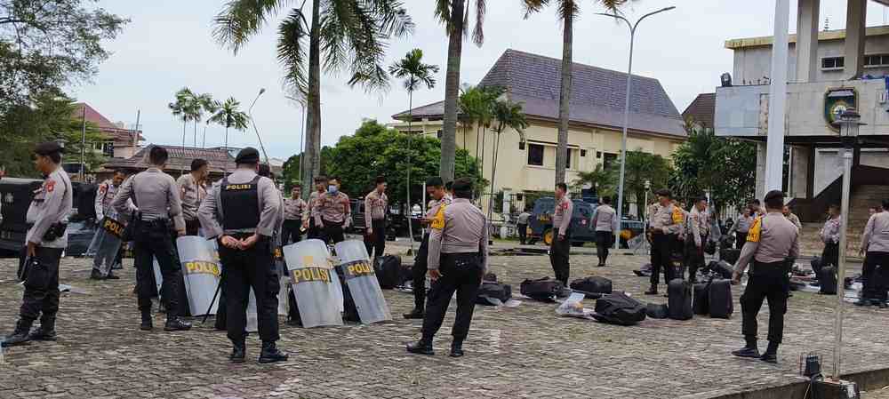 Personel Kepolisian Siap Sambut para Buruh di Kantor DPRD Sumsel