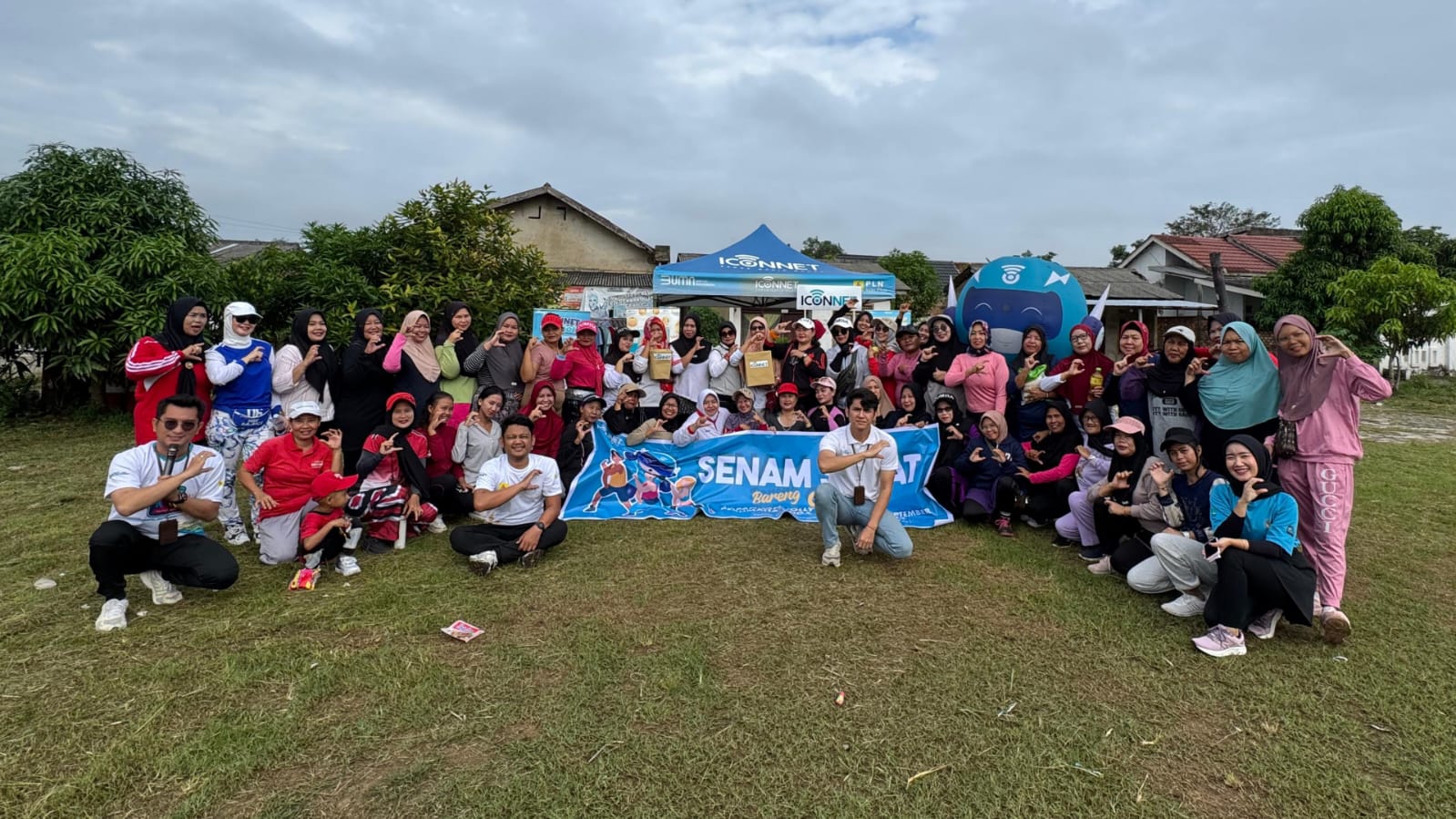 ICONNET Sumbagsel Gelar Senam Sehat Bersama Warga Perumahan Tiga Putri