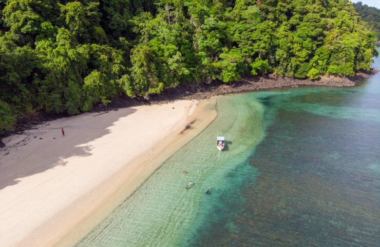 7 Destinasi Wisata Pantai Paling Indah di Indonesia, Birunya Air Laut dengan Pasir Putihnya Bikin Hati Adem 