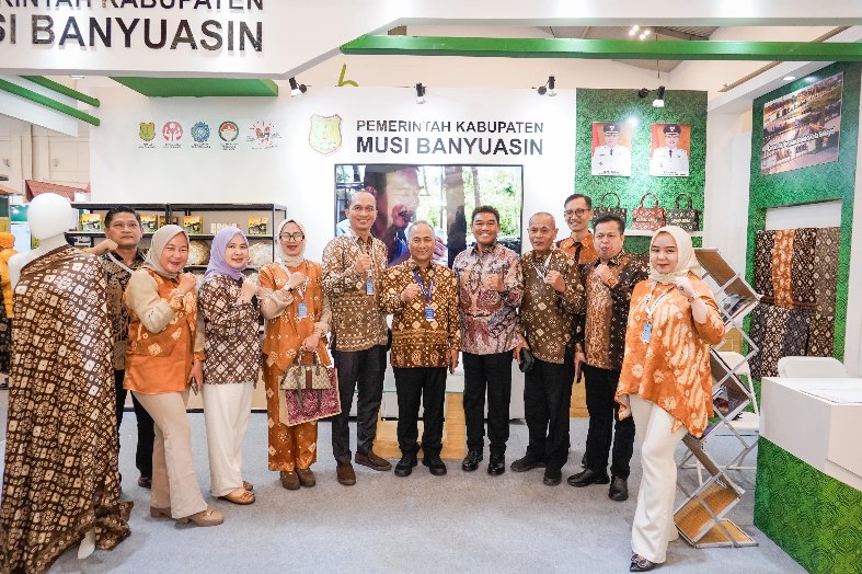 Ikuti Apkasi Otonomi Expo 2025, Pemkab Muba Pamerkan Produk Lokal Kain Gambo