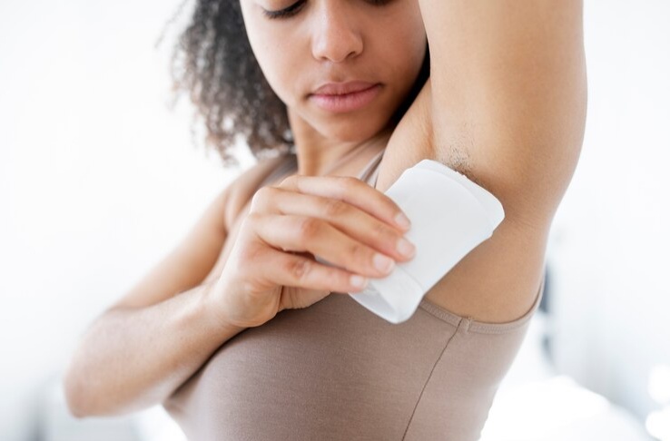 7 Produk Deodoran Roll On Terbaik untuk Hempaskan Bau Badan 24 Jam, Ga Bikin Ketiak Gelap